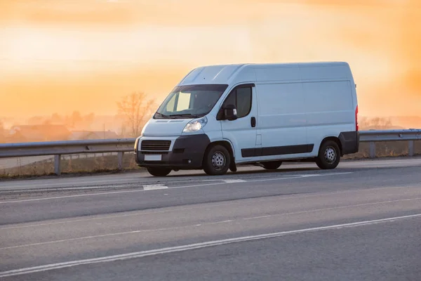 Minibus jedzie wiejską autostradą — Zdjęcie stockowe