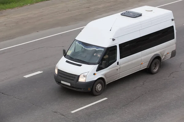 Minibüs şehir otobanına çıkıyor.