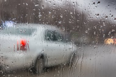 Araba camına damla yağmur aracılığıyla sokak görünümü