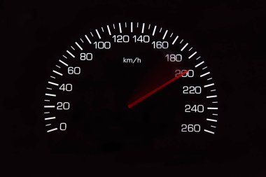 Siyah arka plan ile aracın kilometre sayacı