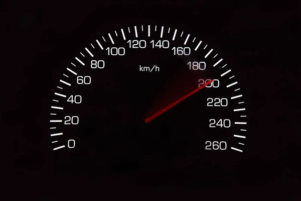 Kilometerzähler des Autos mit schwarzem Hintergrund — Stockfoto