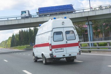 Otobanda bir ambulans var.