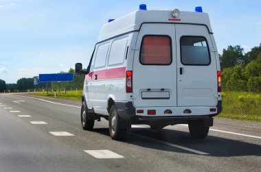 Otobanda bir ambulans var.