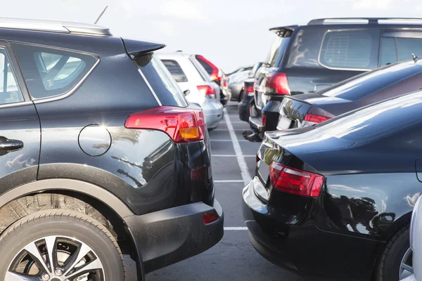 Coches en el exterior en el estacionamiento — Foto de Stock