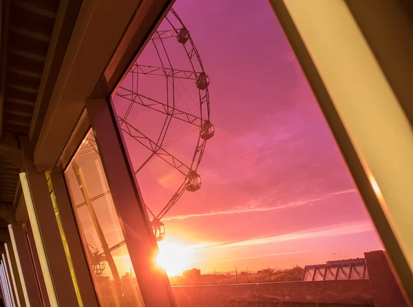 Rueda de la fortuna al atardecer — Foto de Stock