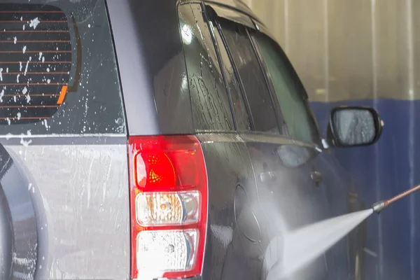 Auto in een station car wash — Stockfoto