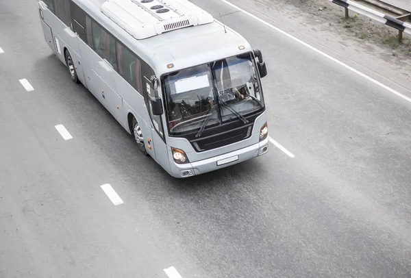 Автобус идет по шоссе — стоковое фото