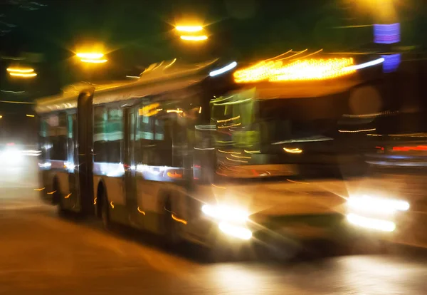 Autobus jest w ruchu wokół miasta noc — Zdjęcie stockowe