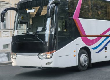 bir şehir caddesinde turist otobüsü