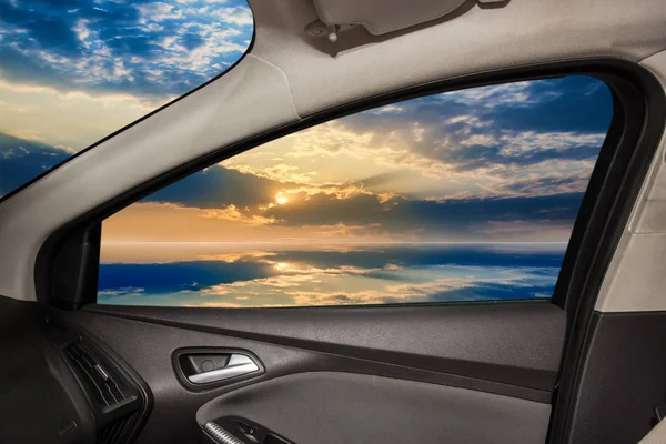 Nuvens e superfície de água da janela do carro — Fotografia de Stock