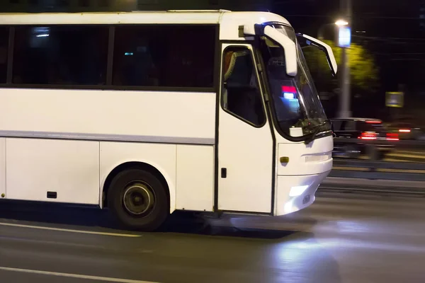 Автобусные движения ночью — стоковое фото