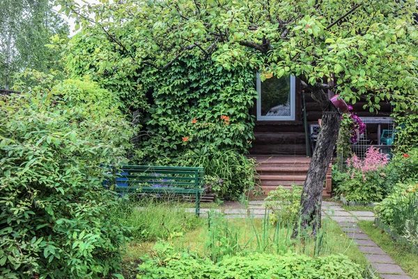 Holzhaus mit blühendem Garten — Stockfoto