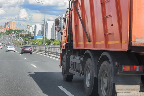 Φορτηγό απορριμματοφόρο κινείται κατά μήκος του δρόμου — Φωτογραφία Αρχείου