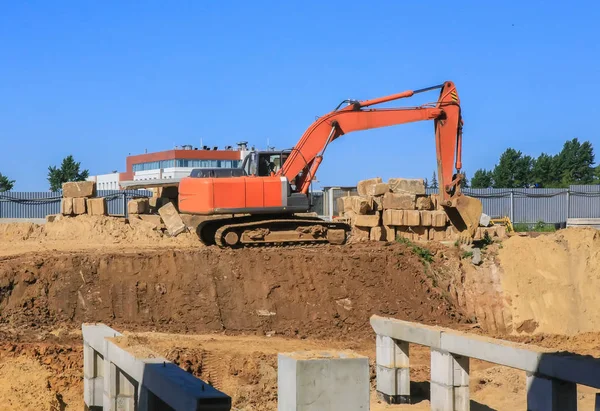 Excavadora para obras de tierra en el exterior —  Fotos de Stock