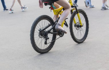 bisikletçi bisiklet street aşağı gider