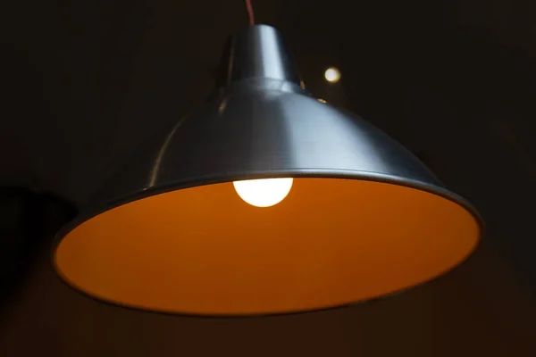 Lampa v černé kovové stropní — Stock fotografie