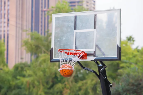 Pelota de baloncesto en la cesta — Foto de Stock