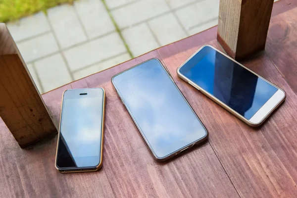 Smartphones op een houten veranda — Stockfoto