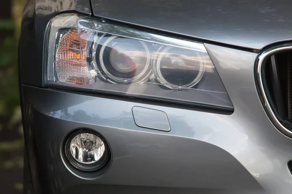 クローズ アップ現代の車のヘッドライト — ストック写真