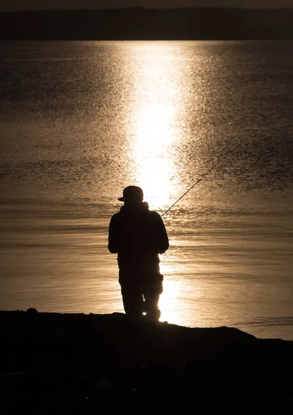 Pescador Com Uma Vara Pesca Margem Rio Pôr Sol — Fotografia de Stock