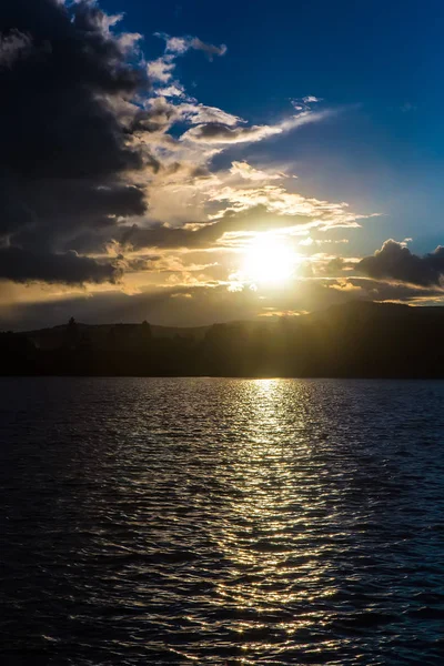 Belo Pôr Sol Com Nuvens Sobre Água — Fotografia de Stock