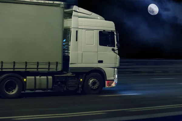 Camión se mueve en la carretera por la noche — Foto de Stock