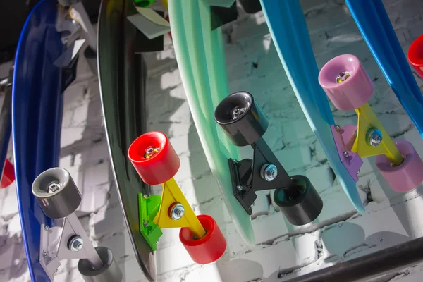 Skateboard s barevnými kolečky — Stock fotografie
