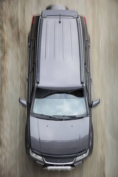 El coche se mueve a lo largo de la carretera vista superior — Foto de Stock