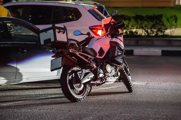 Motocicleta y coches por la noche — Foto de Stock