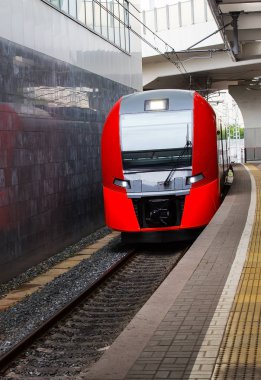 tren ve tren istasyonuna yaklaşıyor