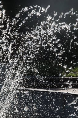 Koyu arka plan üzerinde Su damlacıkları Çeşmesi