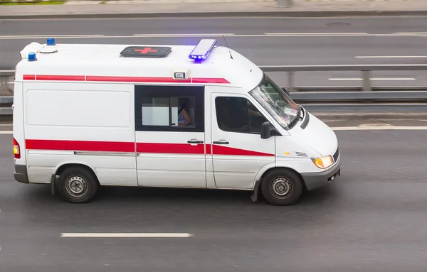 Carro de um serviço médico de emergência — Fotografia de Stock