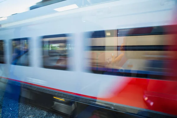 Comboio com passageiros em movimento por caminho-de-ferro — Fotografia de Stock