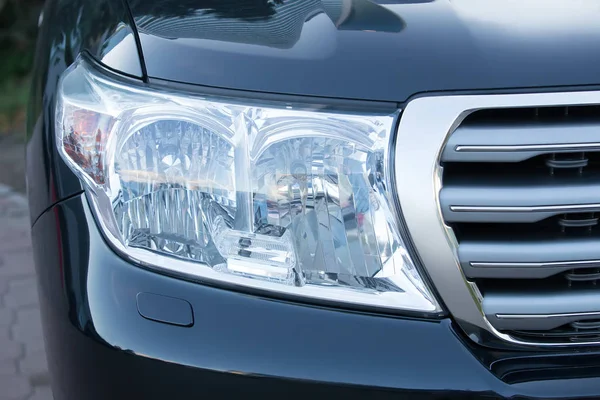 Koplamp van moderne prestigieuze auto — Stockfoto