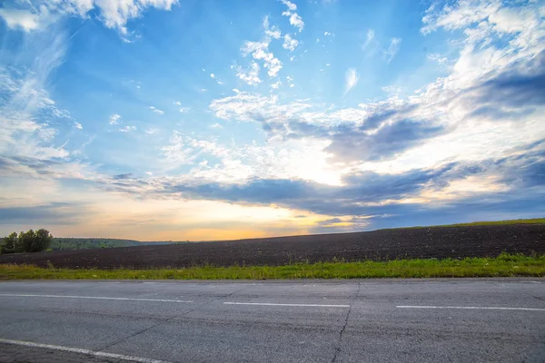 Snelweg en bewolkte lucht — Stockfoto