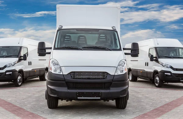 Entrega de carga de caminhão e minivans — Fotografia de Stock
