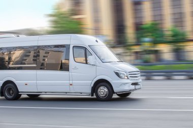 Minibus Şehir Caddesine Gidiyor