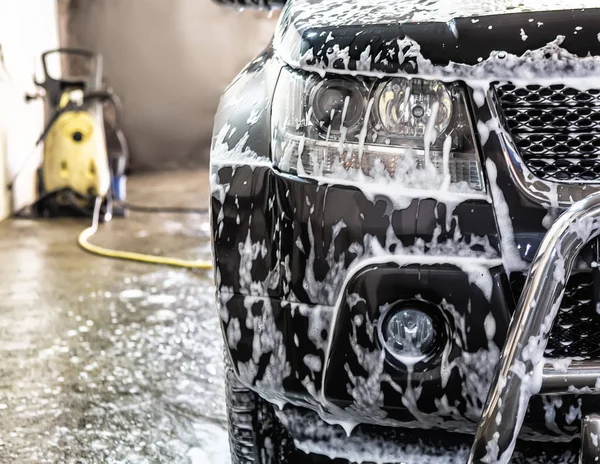 Αυτοκίνητο στο πλυντήριο αυτοκινήτων — Φωτογραφία Αρχείου