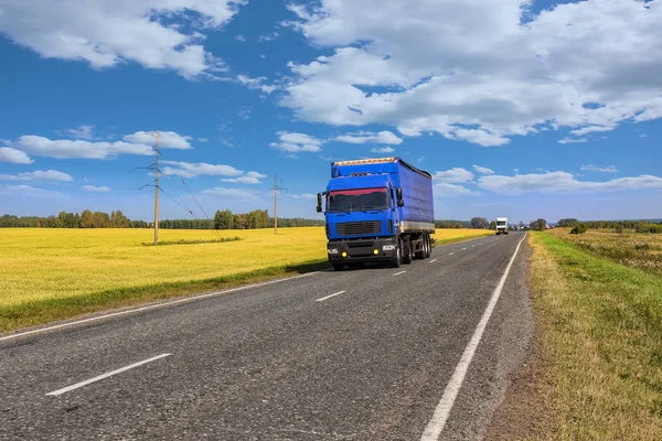 Trucks goes on the highway — Stock Photo, Image