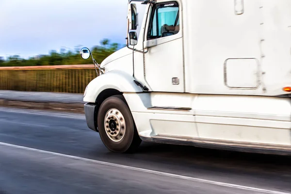 高速道路のトラック輸送貨物 — ストック写真