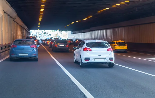 Auto che lasciano il tunnel in centro — Foto Stock