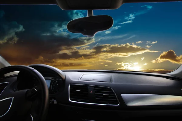 Pôr do sol a partir do interior do carro — Fotografia de Stock