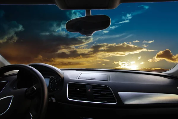 Puesta de sol desde el interior del coche — Foto de Stock