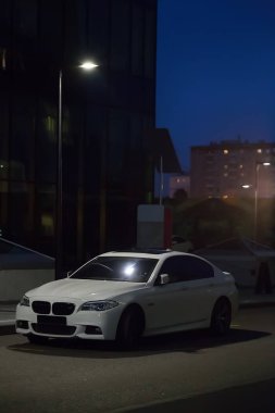 bir otoparkta gece araba 