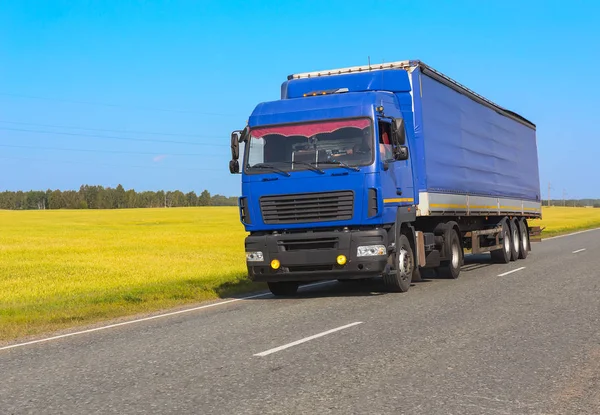 Weißer LKW fährt auf Autobahn — Stockfoto