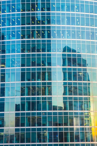 Fasada budynku biurowego wielokondygnacyjnych — Zdjęcie stockowe