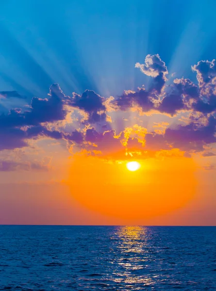 Hermosa puesta de sol en el mar — Foto de Stock