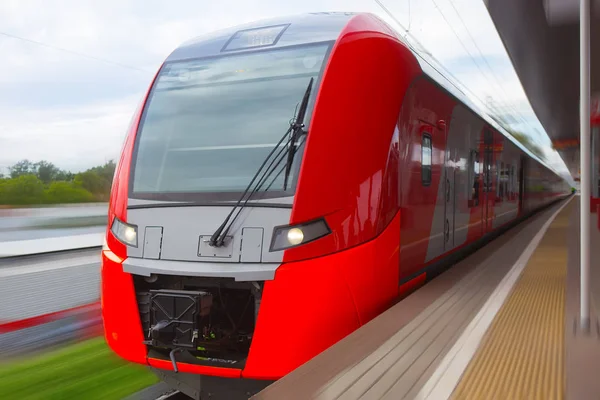 tren ve tren istasyonuna yaklaşıyor