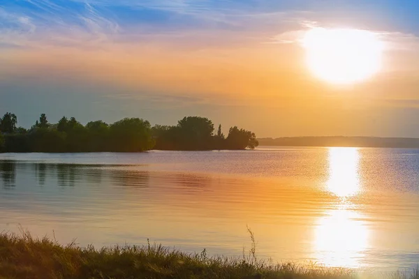 Beautiful sunset over the lake — Stock Photo, Image