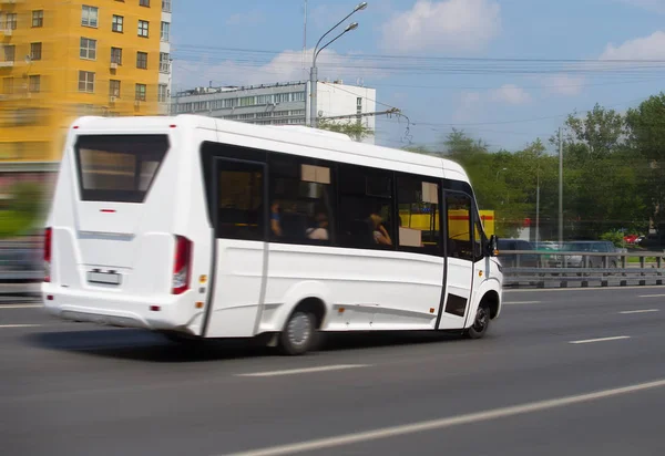 Minibus jedzie na ulicę City — Zdjęcie stockowe